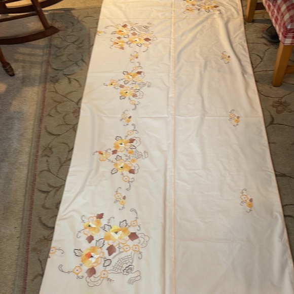 VINTAGE TABLECLOTH W/ FLOWER EMBROIDERY and appliqués 12 napkins - Picture 7 of 8